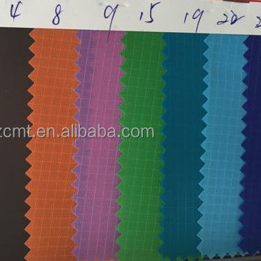 Tissu polyester de style simple 210T avec revêtement PU résistant à l'eau et aux taches