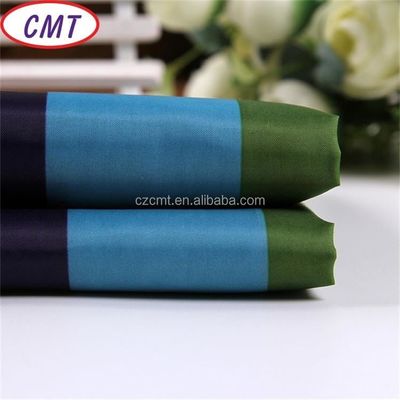 Demande de parapluie arc-en-ciel 210D en tissu 100% polyester à épaisseur moyenne
