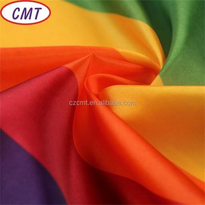 Demande de parapluie arc-en-ciel 210D en tissu 100% polyester à épaisseur moyenne