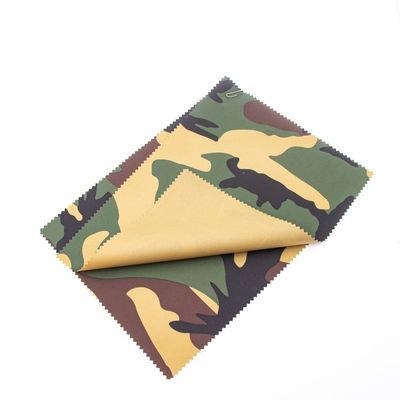 Un sac à dos en polyester 100% nylon.